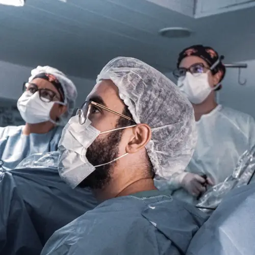 Dr. Rafael Alves - Cirurgia robótica para retirada de teratoma em Recife, Caruaru e Palmares