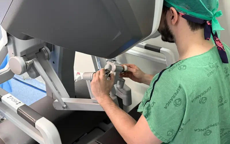 O Cirurgião Ginecológico Controla o Robô na Cirurgia Robótica